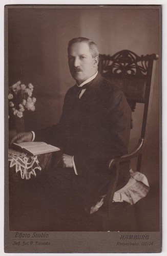 Kab foto herr mit buch - mit,